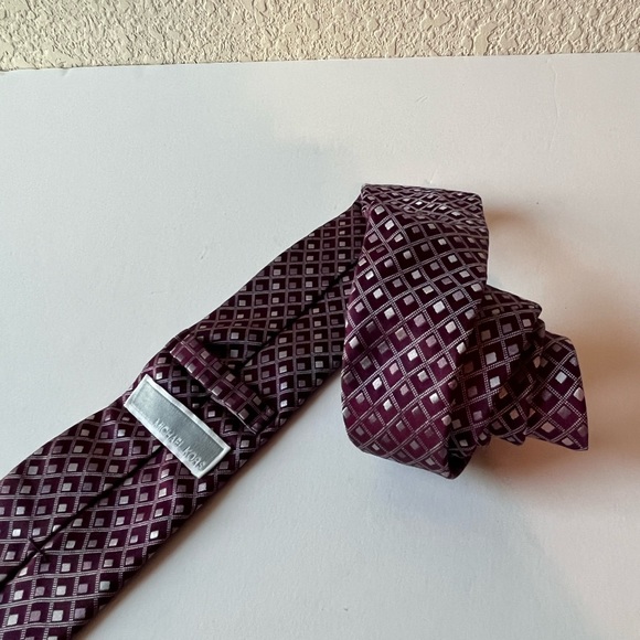 Michael Kors Geometric Maroon Mens Neck Tie 100% Silk - Picture 5 of 8